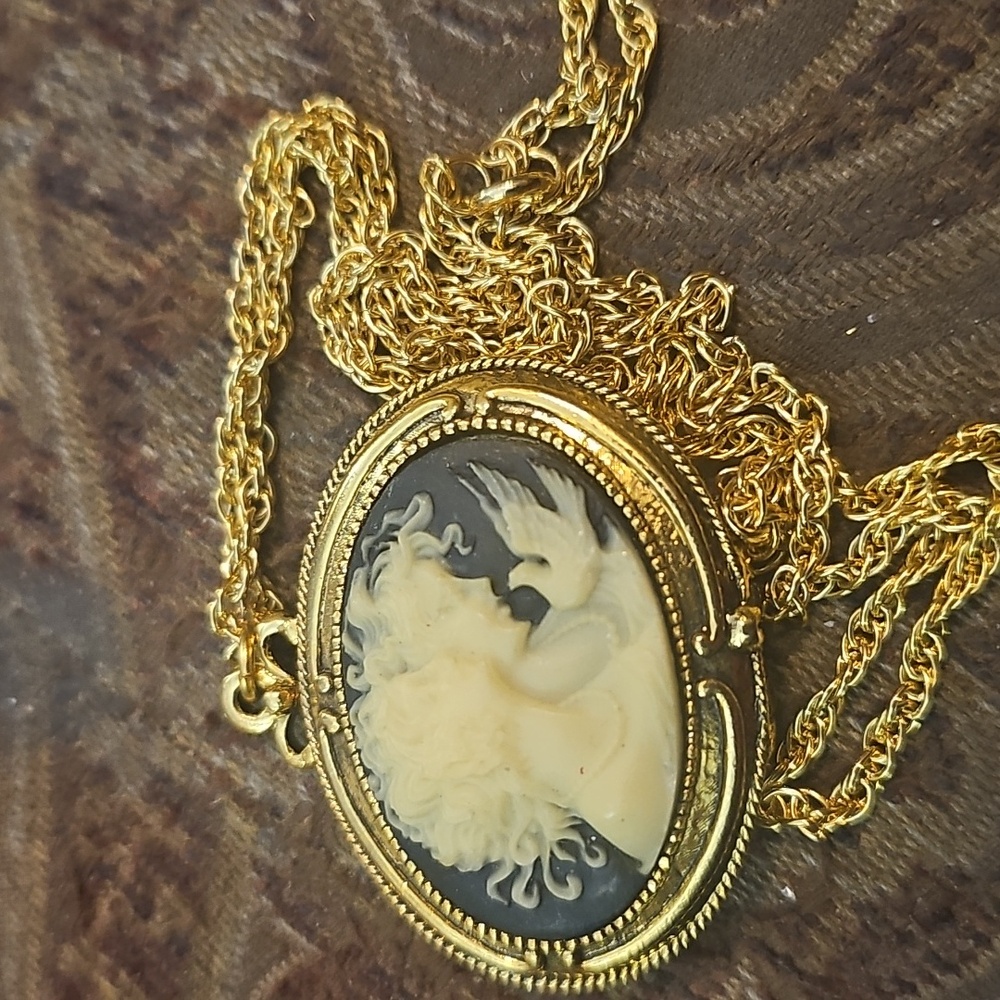 Vintage Cameo Locket Necklace Solid Perfume Corday with Box 70’s Peasant Prairie